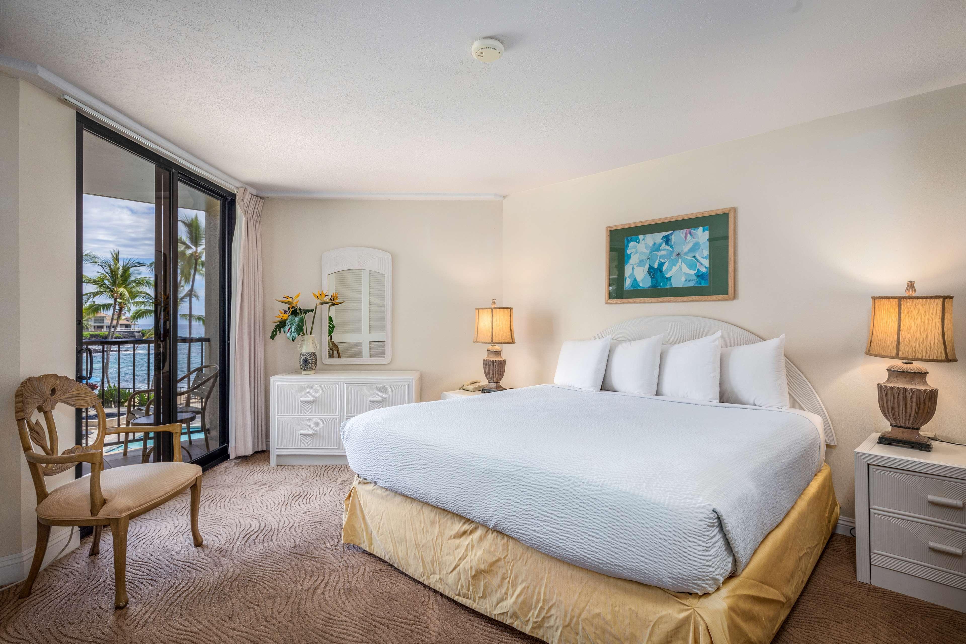 Aston Kona By The Sea Aparthotel 4*